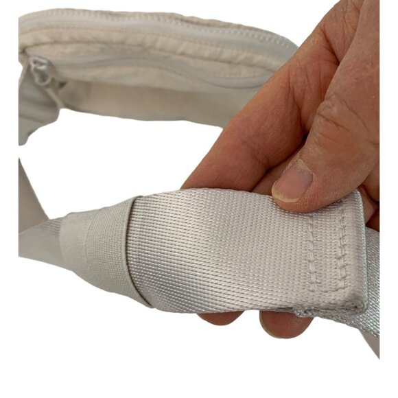 Lululemon Everywhere Beige White Belt Bag Zipper Mesh Pockets  7575 GUC - Picture 10 of 13